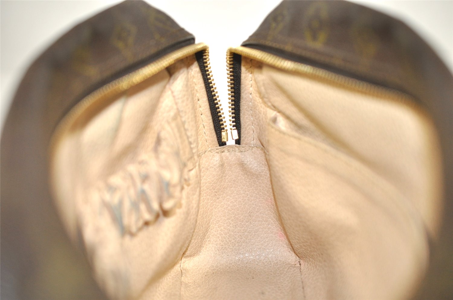 Auth Louis Vuitton Monogram Trousse Toilette 28 Clutch Hand Bag M47522 LV 8468J