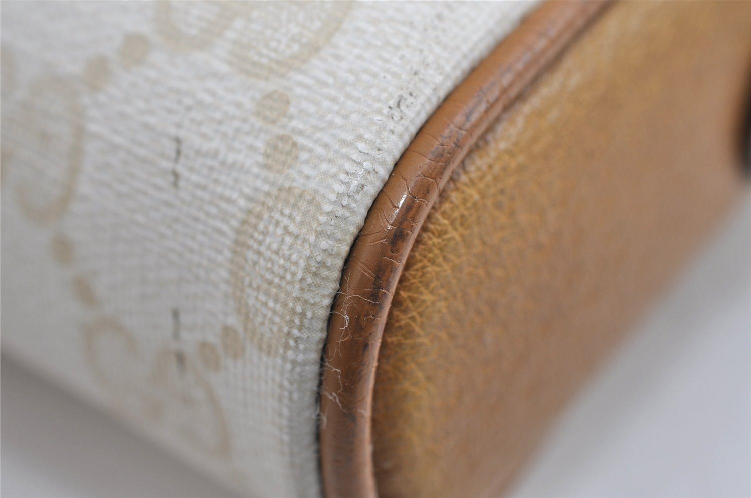 Authentic GUCCI Vintage Shoulder Cross Body Bag Purse GG PVC Leather White 8493I