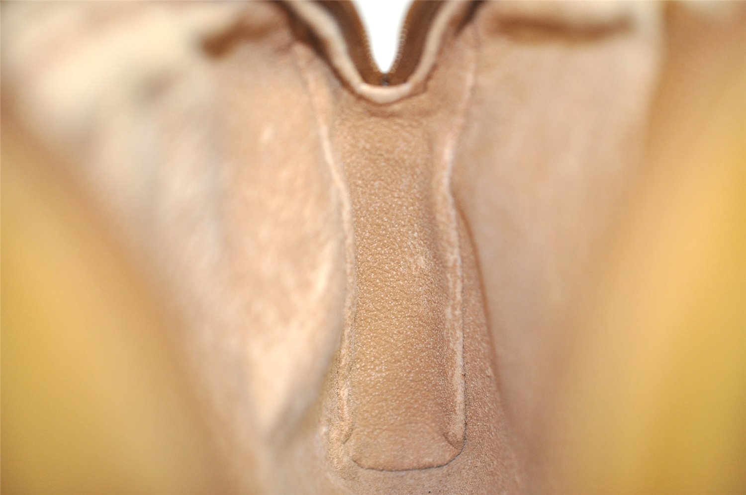 Authentic GUCCI Vintage Shoulder Cross Body Bag Purse GG PVC Leather White 8493I