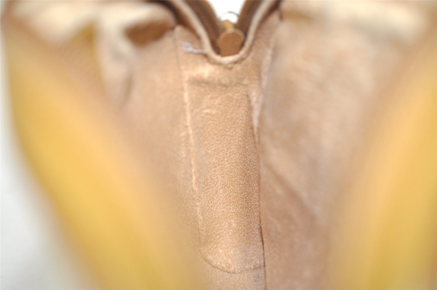 Authentic GUCCI Vintage Shoulder Cross Body Bag Purse GG PVC Leather White 8493I