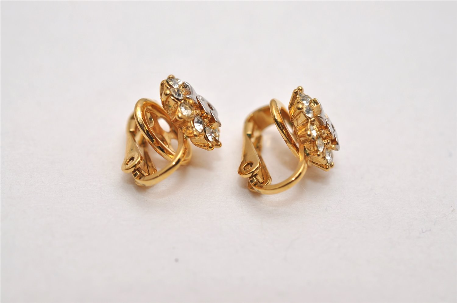 Authentic NINA RICCI Vintage Clip-on Rhinestone Earrings Gold Tone 8565J