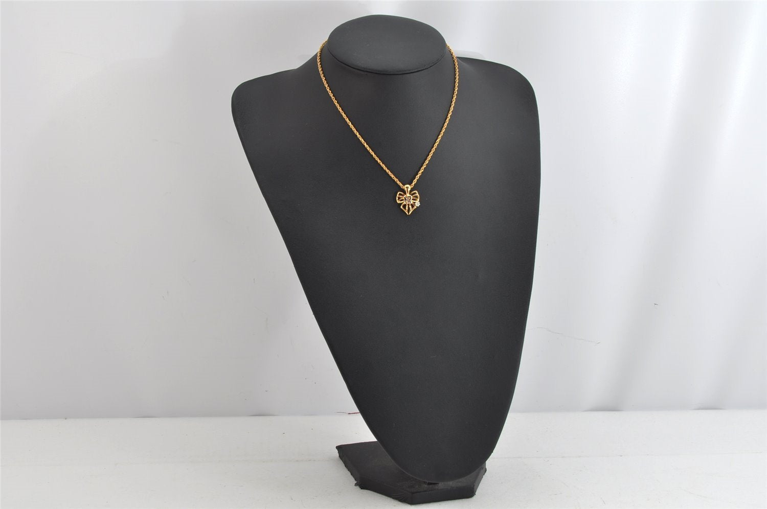 Authentic NINA RICCI Gold Tone Rhinestone Ribbon Chain Pendant Necklace 8567J