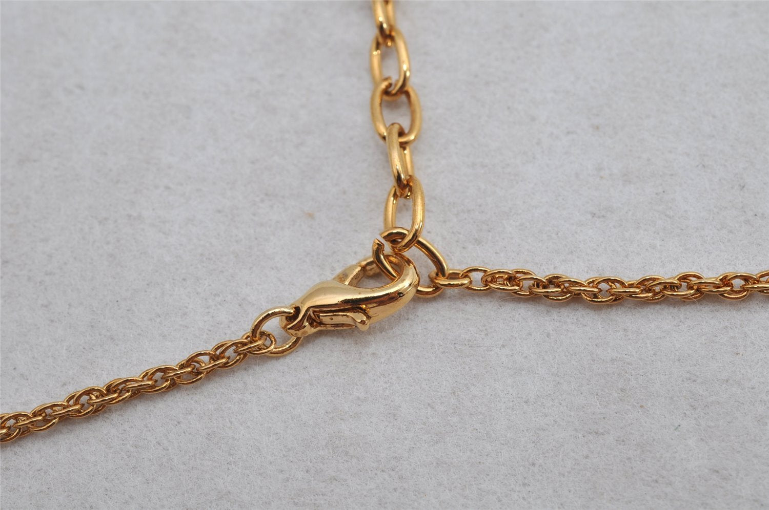 Authentic NINA RICCI Gold Tone Rhinestone Ribbon Chain Pendant Necklace 8567J