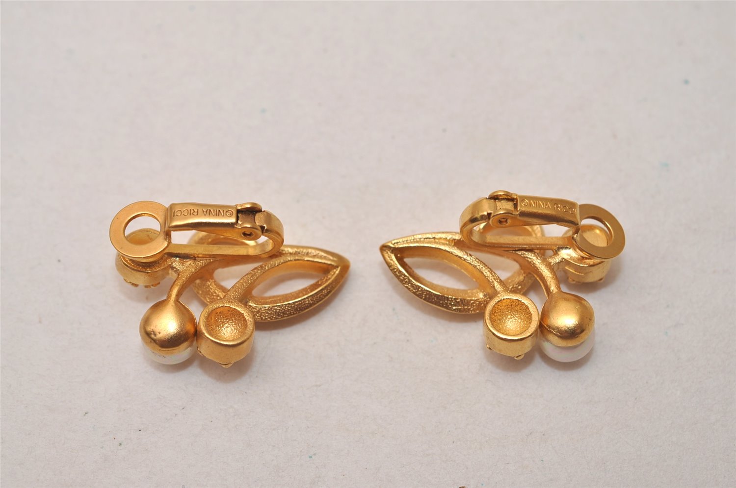 Authentic NINA RICCI Clip-on Rhinestone Imitation Pearl Earrings Gold 8575J