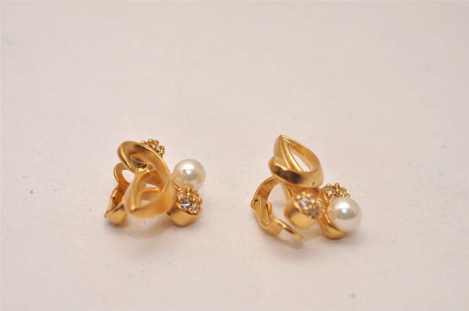 Authentic NINA RICCI Clip-on Rhinestone Imitation Pearl Earrings Gold 8575J