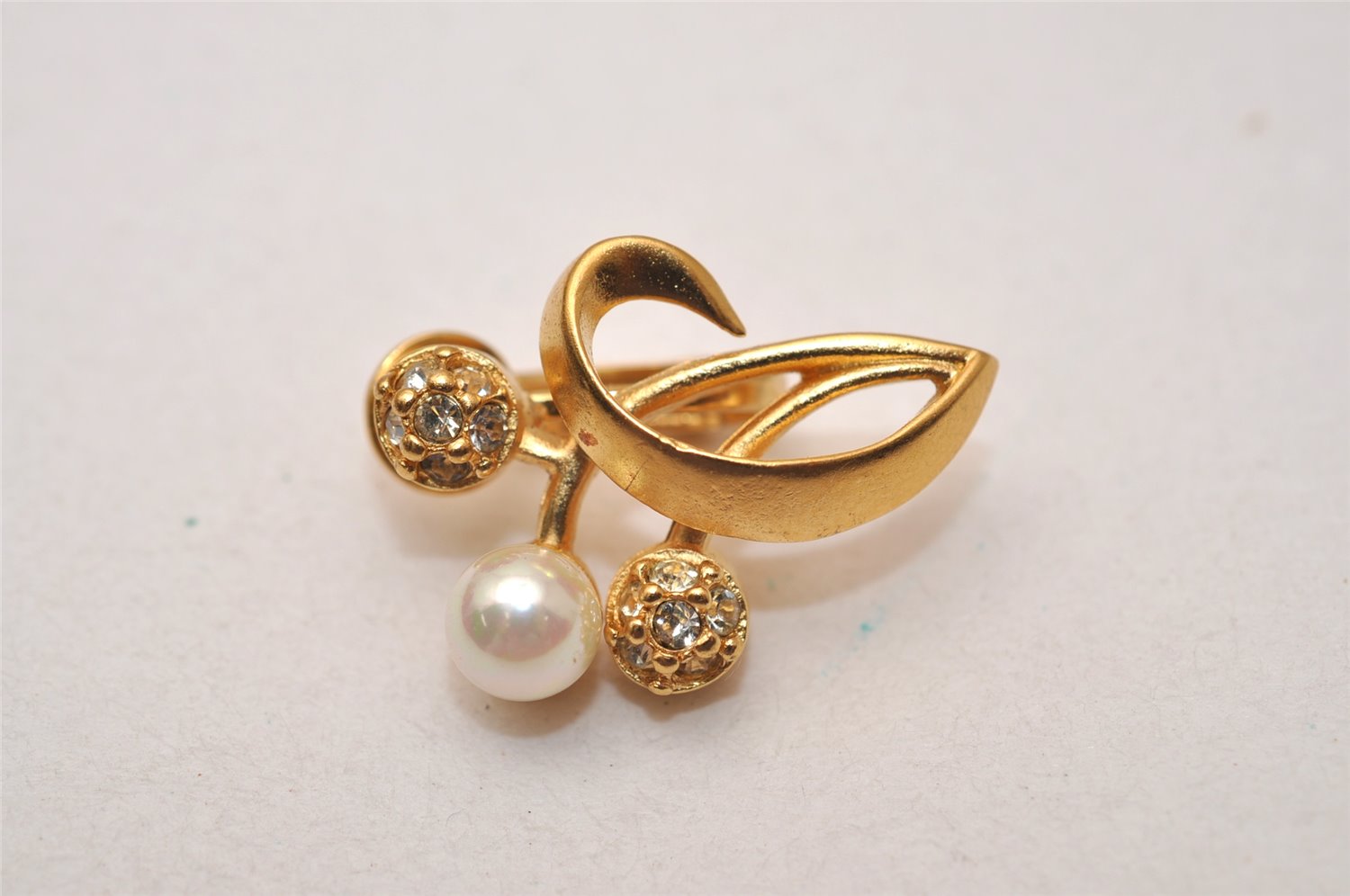 Authentic NINA RICCI Clip-on Rhinestone Imitation Pearl Earrings Gold 8575J