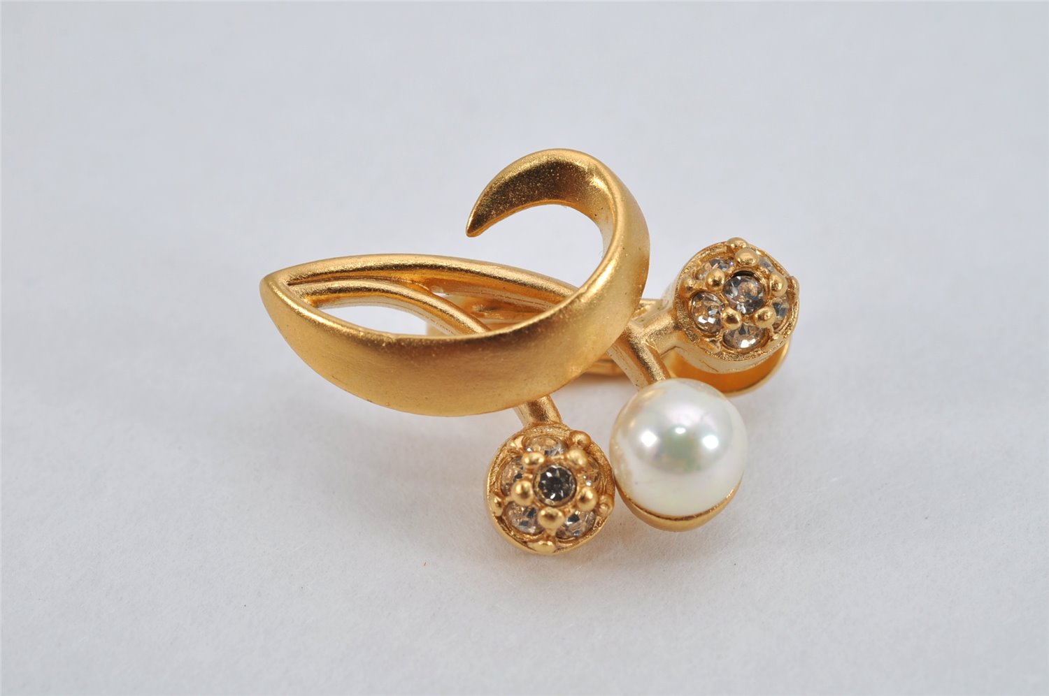 Authentic NINA RICCI Clip-on Rhinestone Imitation Pearl Earrings Gold 8575J