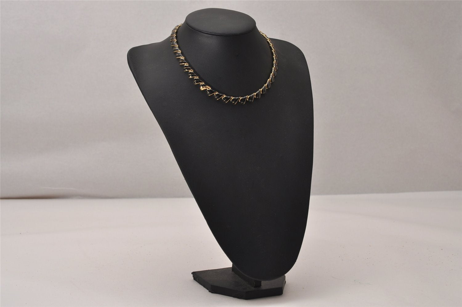 Authentic NINA RICCI Vintage Chain Choker Necklace Gold Black 8585J