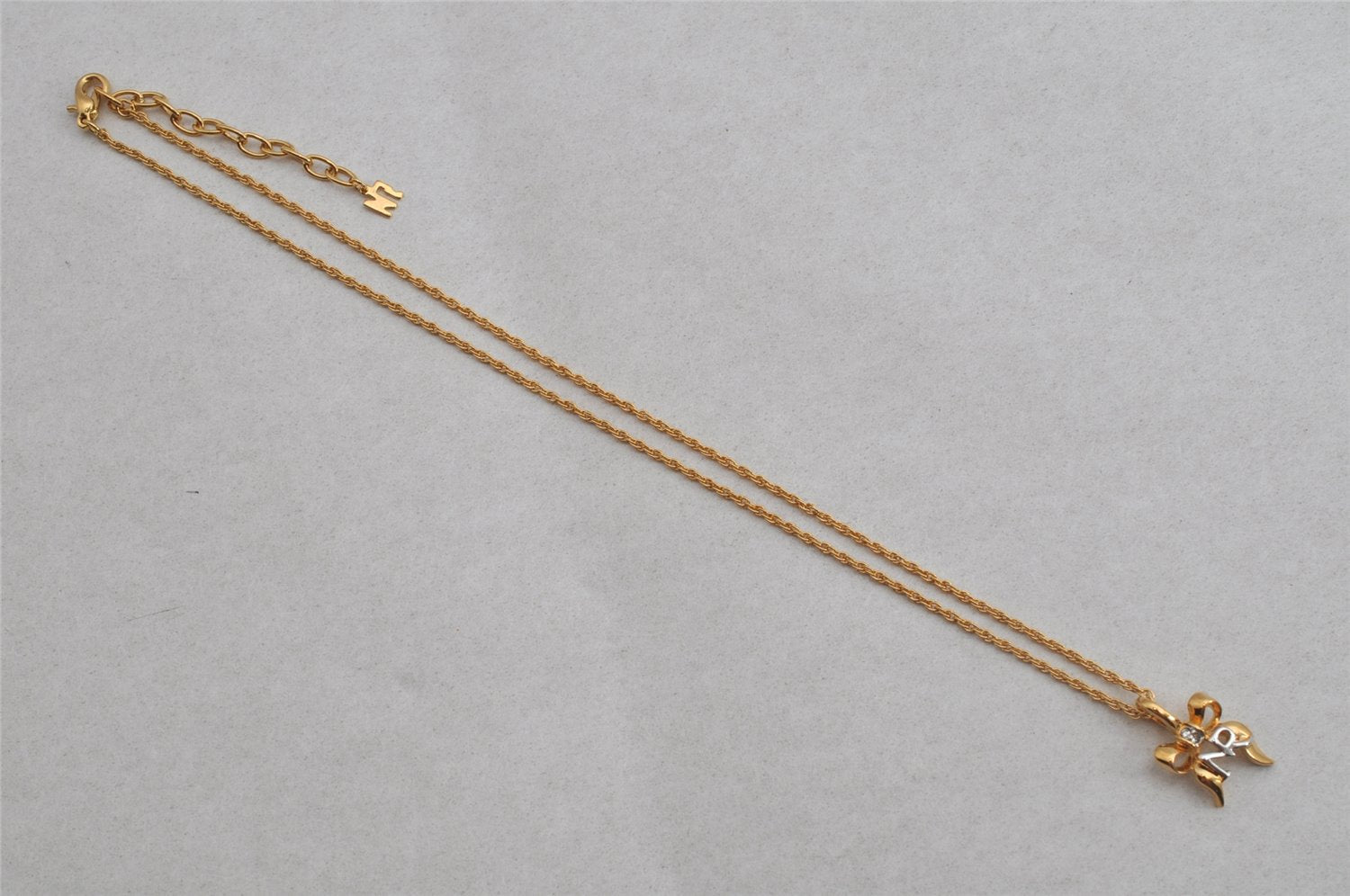 Authentic NINA RICCI Gold Tone Ribbon Rhinestone Chain Pendant Necklace  8586J