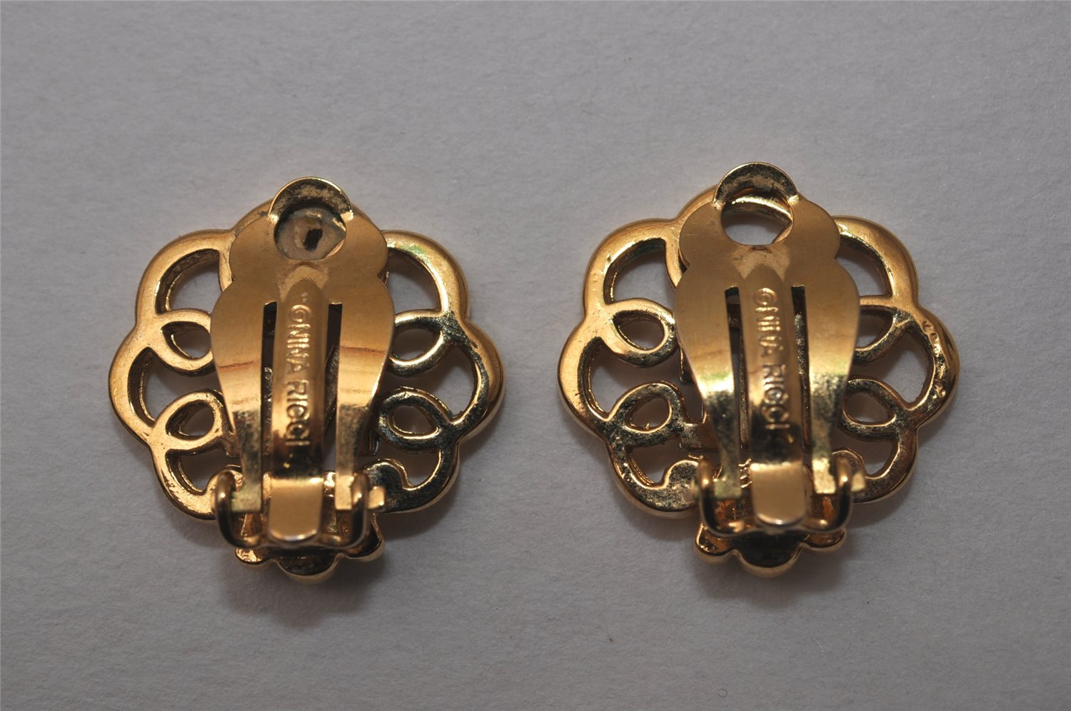 Authentic NINA RICCI Vintage Clip-on Earrings Gold Tone 8588J