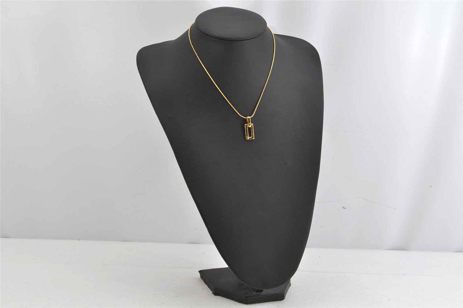 Authentic NINA RICCI Vintage Gold Tone Chain Pendant Necklace 8591J