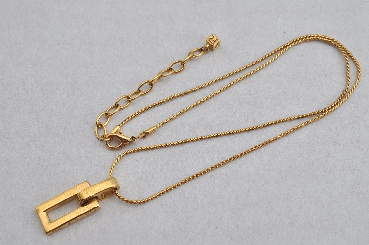 Authentic NINA RICCI Vintage Gold Tone Chain Pendant Necklace 8591J