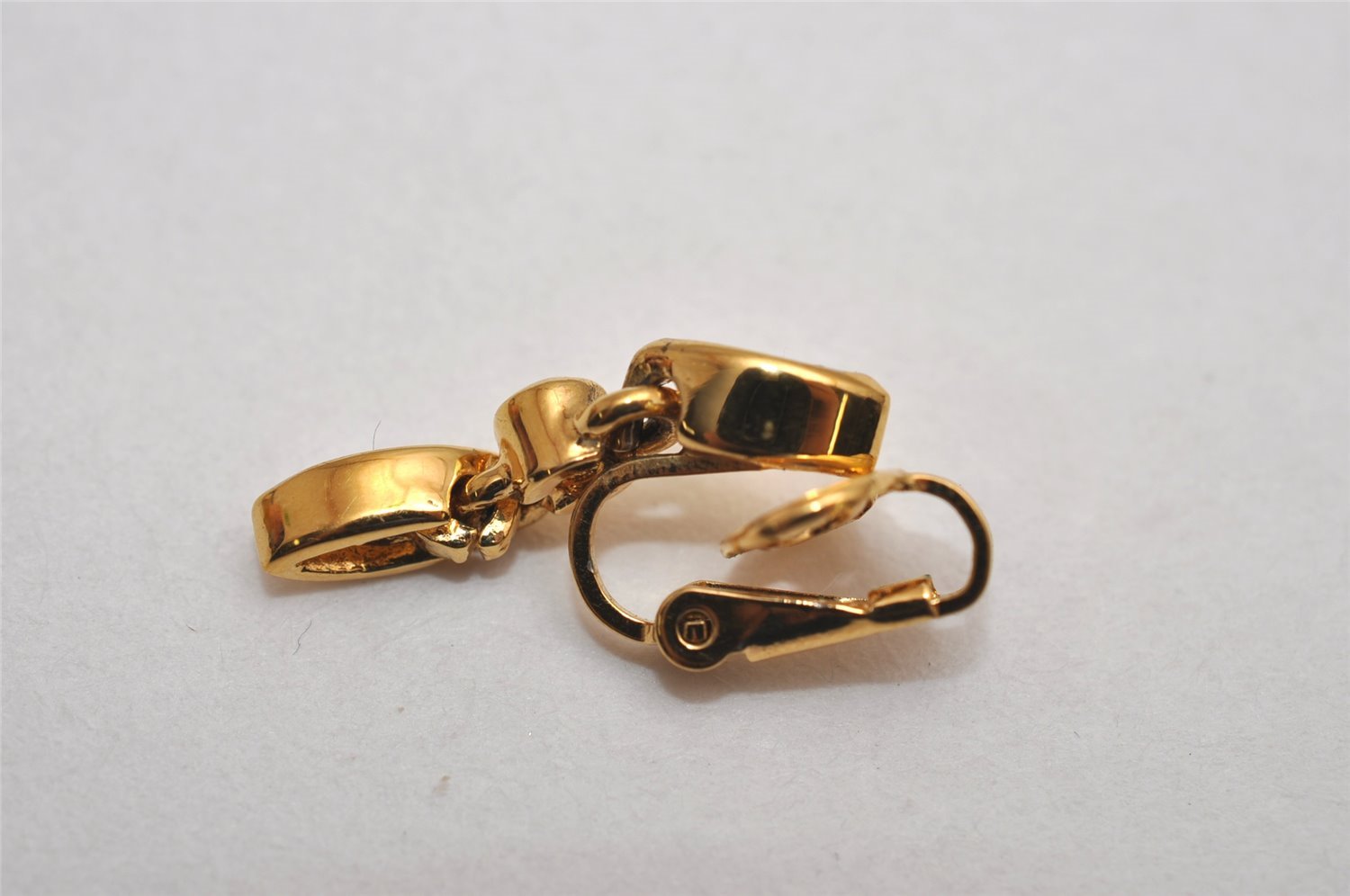 Authentic NINA RICCI Vintage Clip-on Rhinestone Earrings Gold Tone 8593J