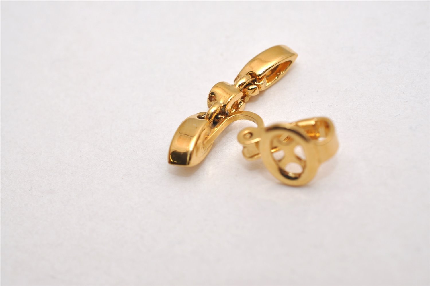 Authentic NINA RICCI Vintage Clip-on Rhinestone Earrings Gold Tone 8593J