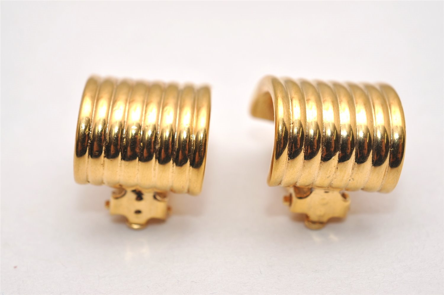 Authentic NINA RICCI Vintage Clip-on Earrings Gold Tone 8617J