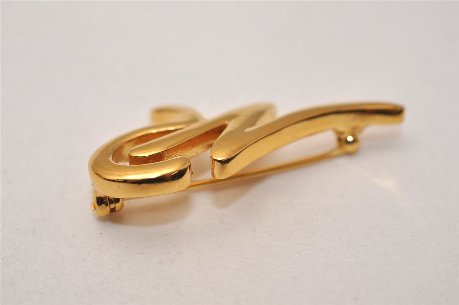 Authentic NINA RICCI Vintage Logo Motif Brooch Accessory Gold Tone 8618J