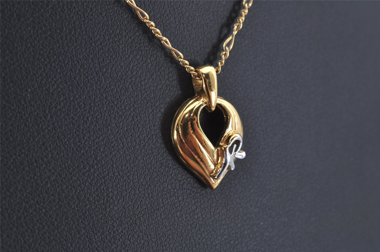 Authentic NINA RICCI Vintage Gold Tone Leaf Shaped Chain Pendant Necklace  8619J