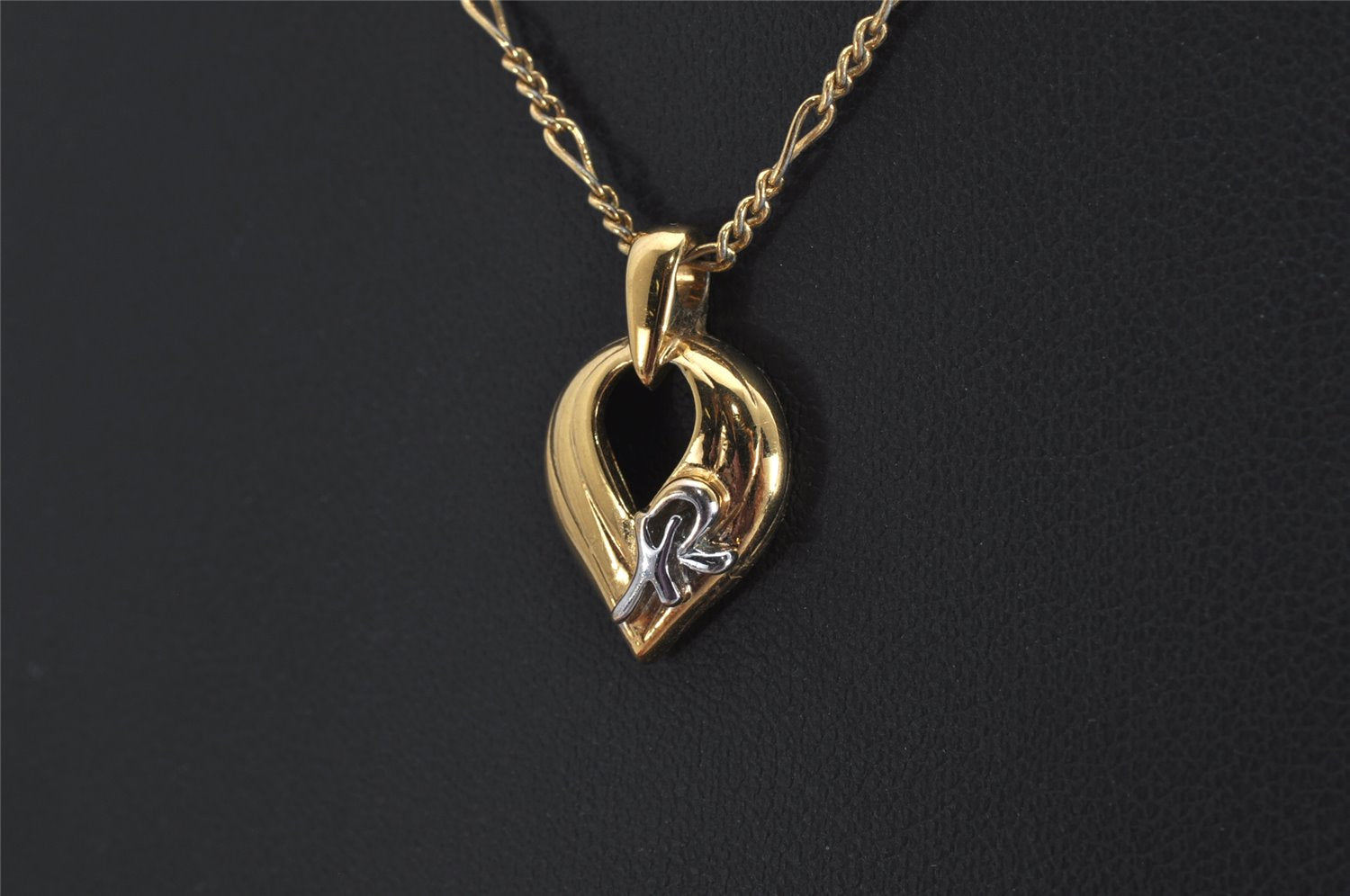 Authentic NINA RICCI Vintage Gold Tone Leaf Shaped Chain Pendant Necklace  8619J
