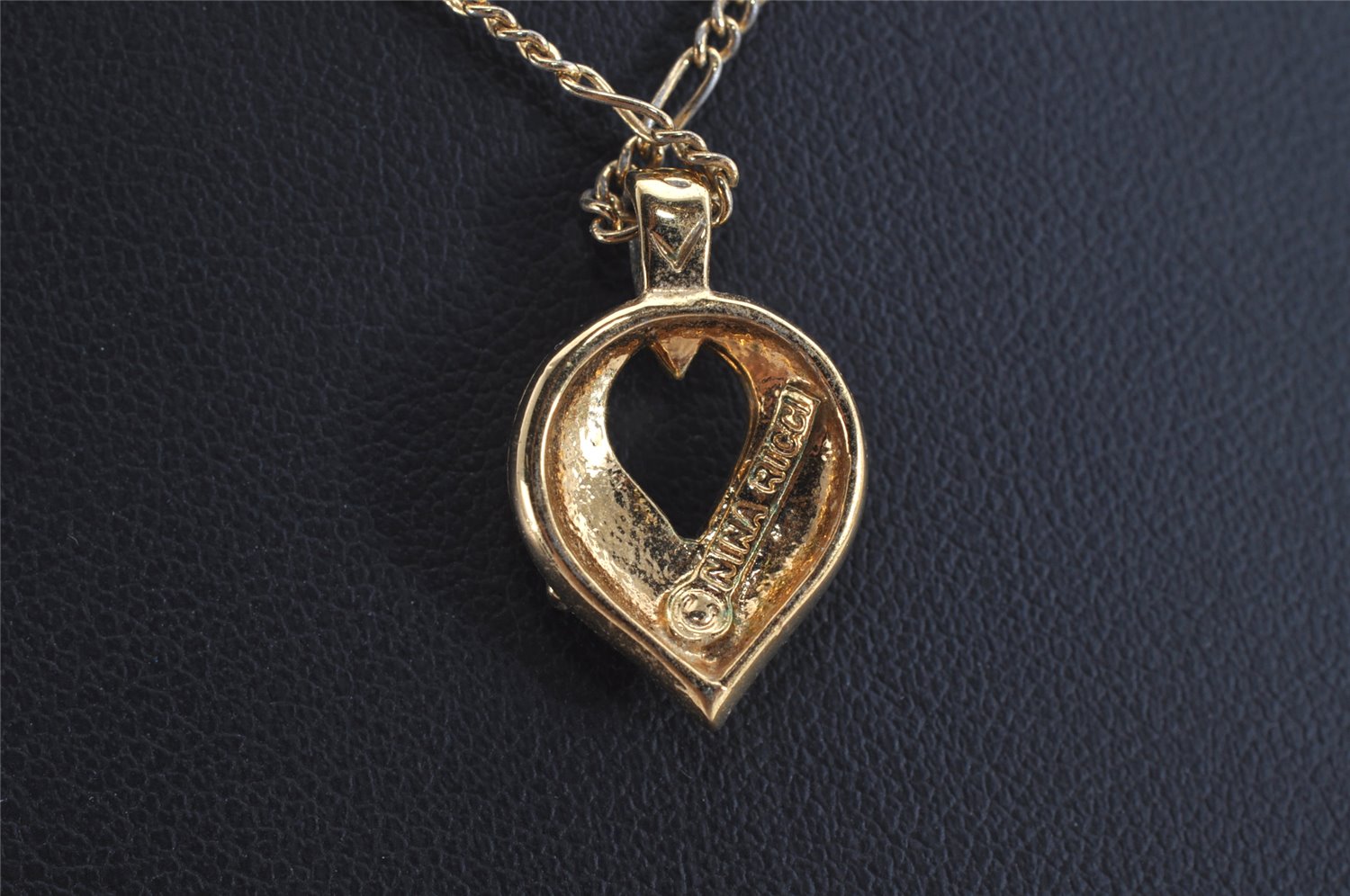 Authentic NINA RICCI Vintage Gold Tone Leaf Shaped Chain Pendant Necklace  8619J