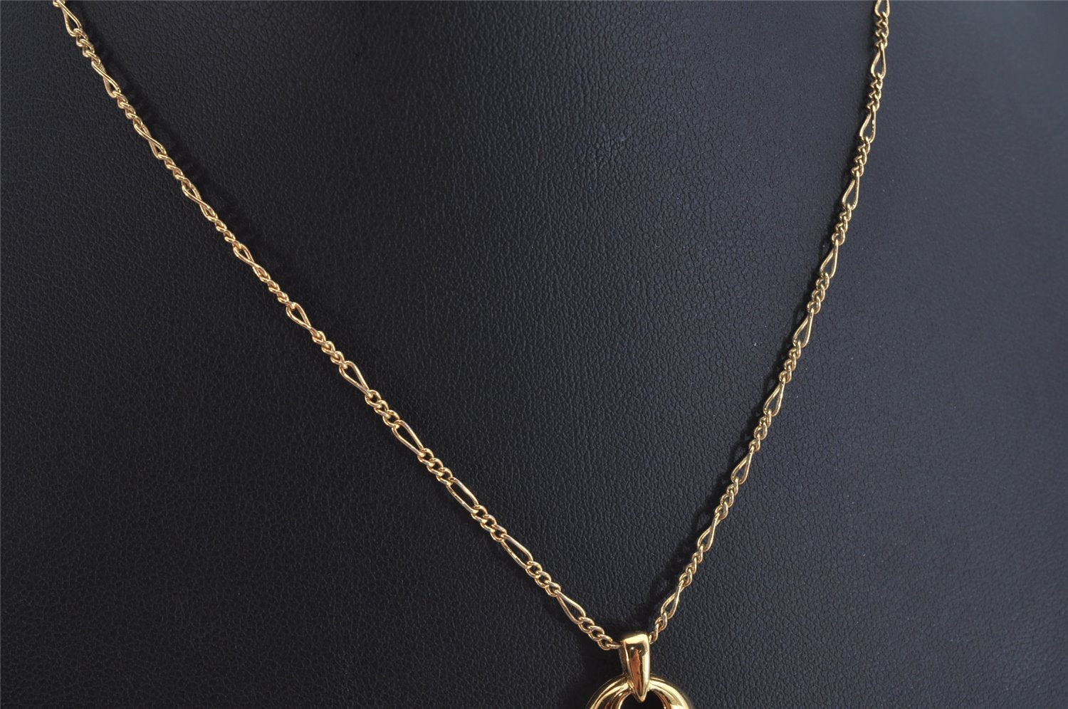 Authentic NINA RICCI Vintage Gold Tone Leaf Shaped Chain Pendant Necklace  8619J