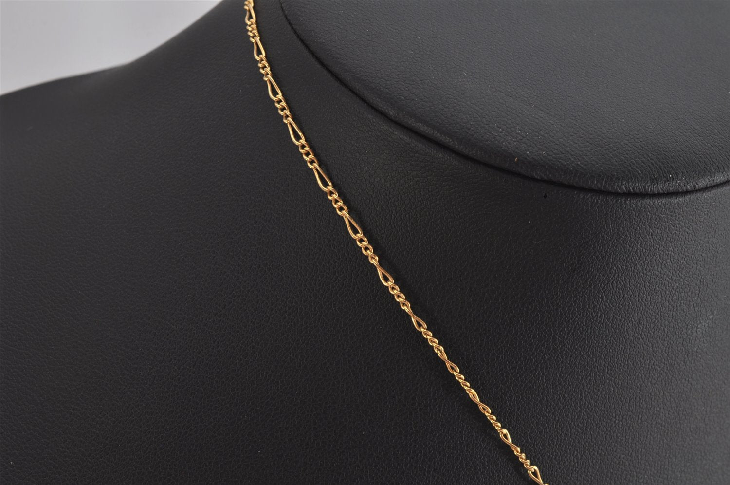 Authentic NINA RICCI Vintage Gold Tone Leaf Shaped Chain Pendant Necklace  8619J