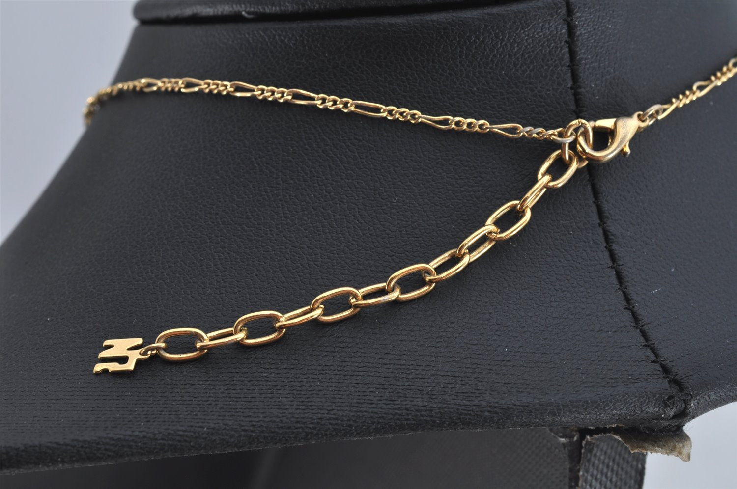 Authentic NINA RICCI Vintage Gold Tone Leaf Shaped Chain Pendant Necklace  8619J