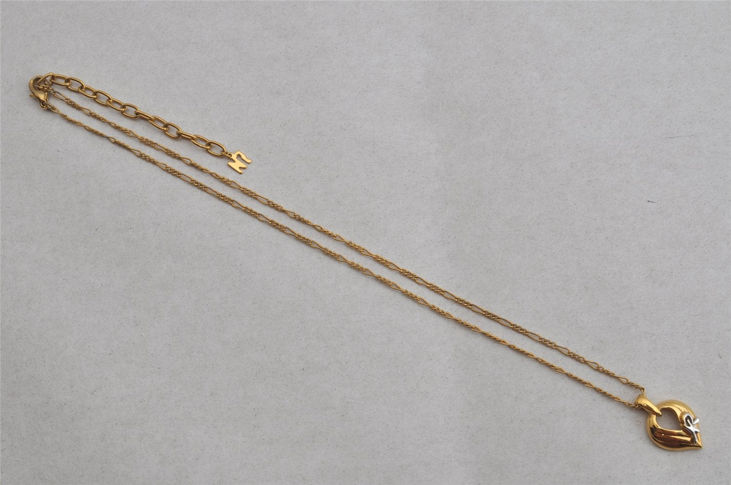 Authentic NINA RICCI Vintage Gold Tone Leaf Shaped Chain Pendant Necklace  8619J