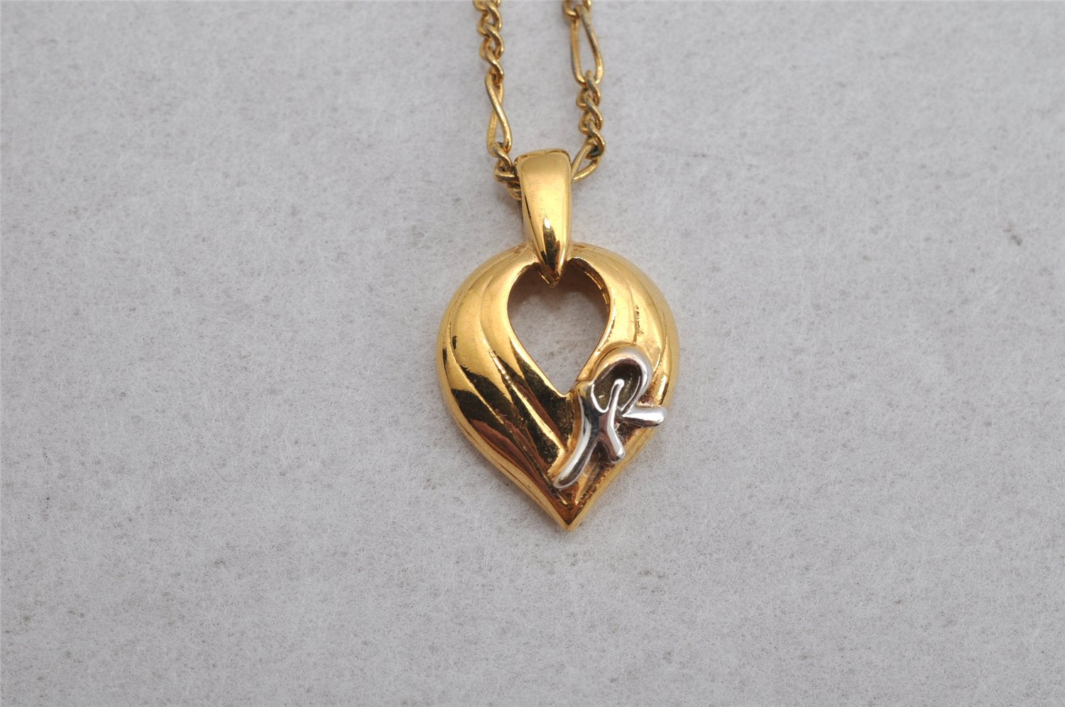 Authentic NINA RICCI Vintage Gold Tone Leaf Shaped Chain Pendant Necklace  8619J