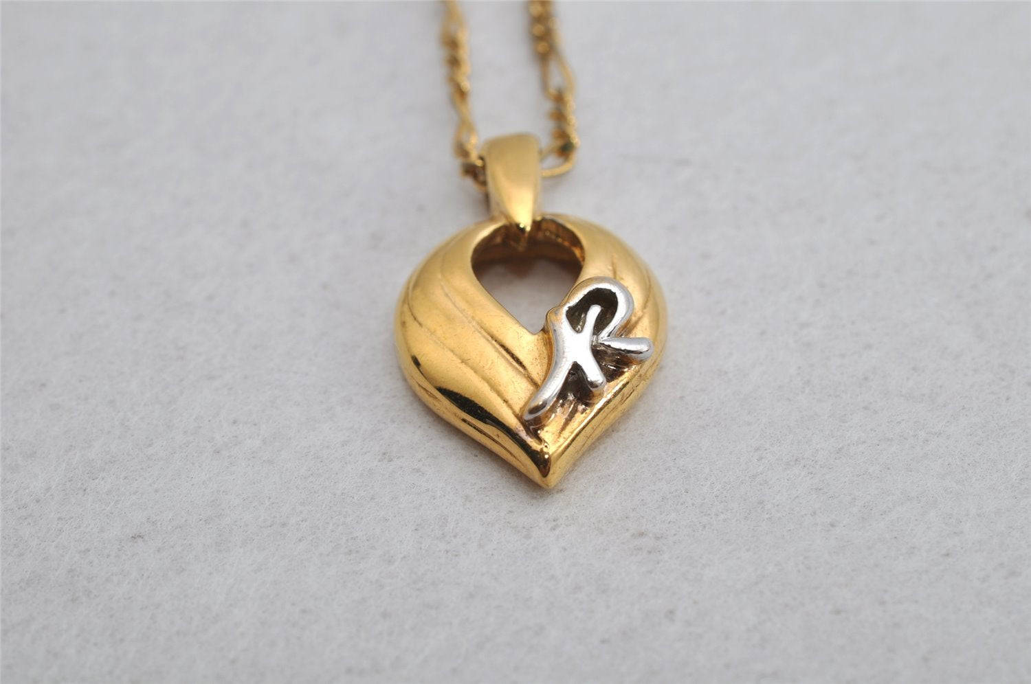 Authentic NINA RICCI Vintage Gold Tone Leaf Shaped Chain Pendant Necklace  8619J