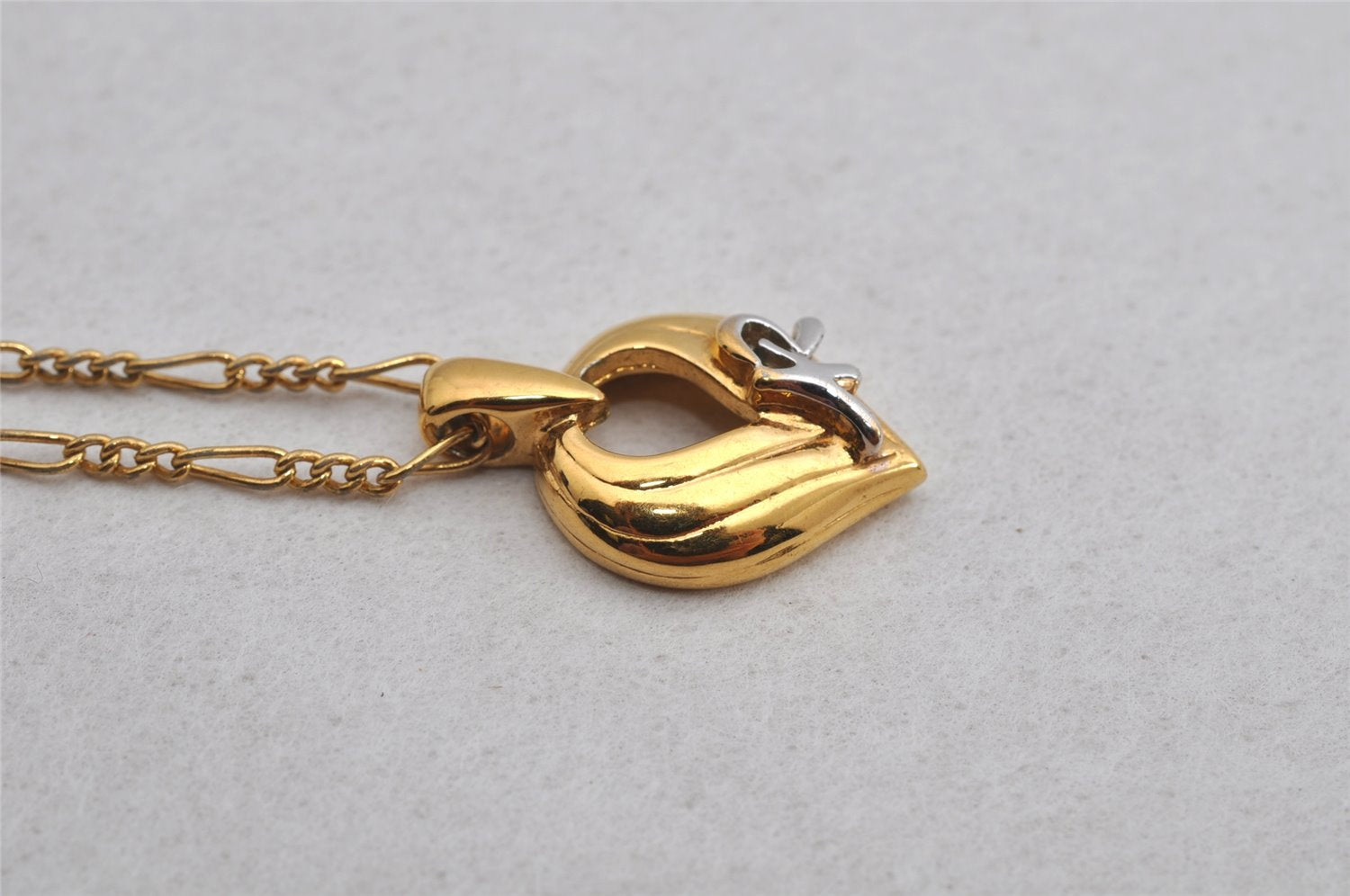 Authentic NINA RICCI Vintage Gold Tone Leaf Shaped Chain Pendant Necklace  8619J