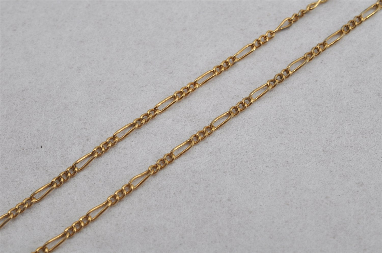 Authentic NINA RICCI Vintage Gold Tone Leaf Shaped Chain Pendant Necklace  8619J