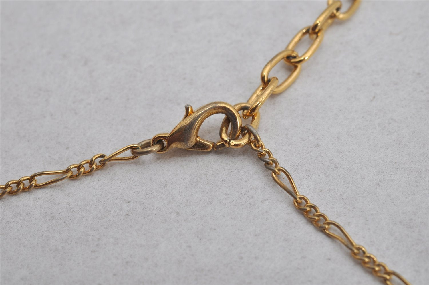 Authentic NINA RICCI Vintage Gold Tone Leaf Shaped Chain Pendant Necklace  8619J