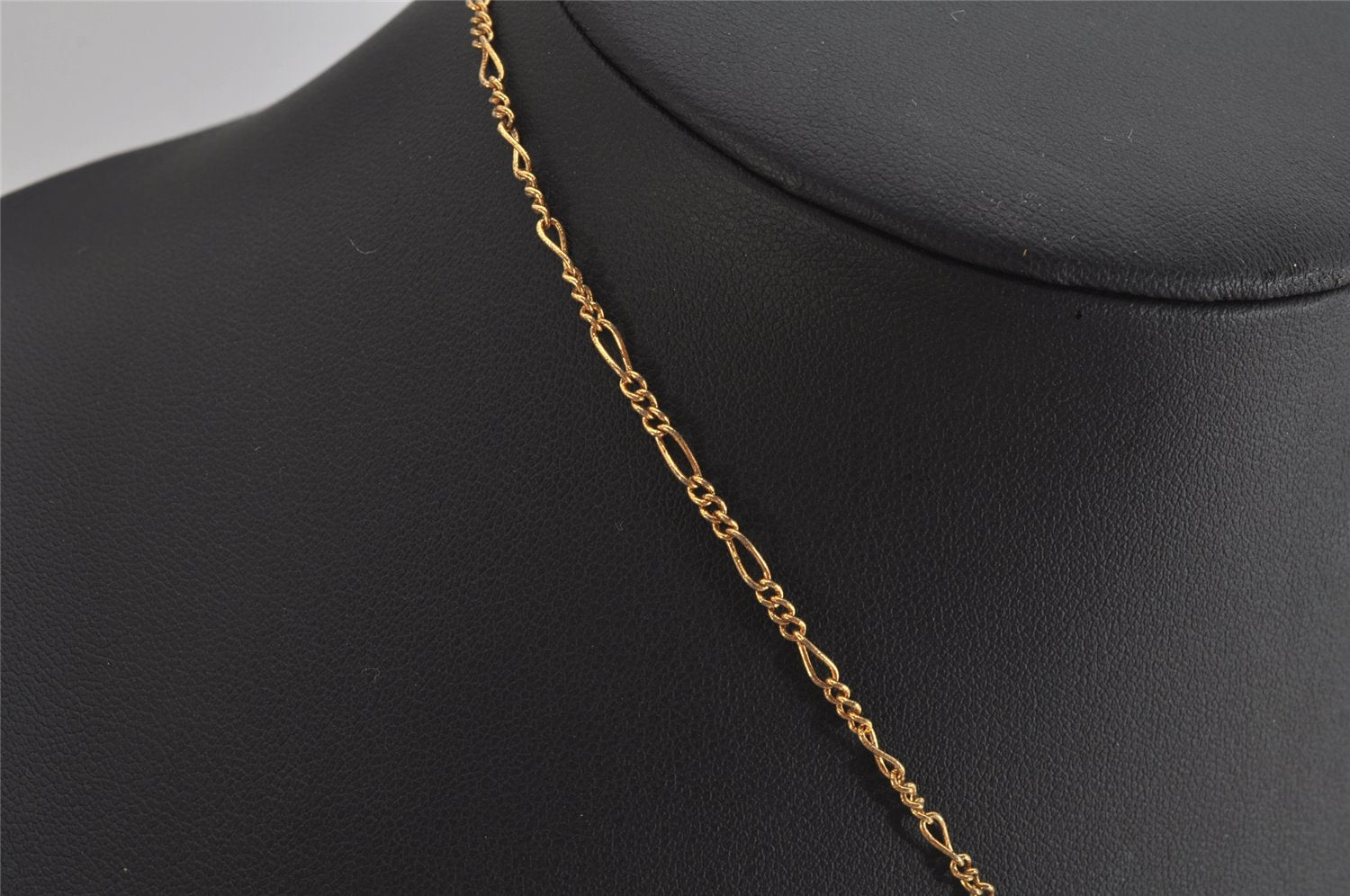 Authentic NINA RICCI Gold Tone Ribbon Shaped Chain Pendant Necklace Junk 8620J
