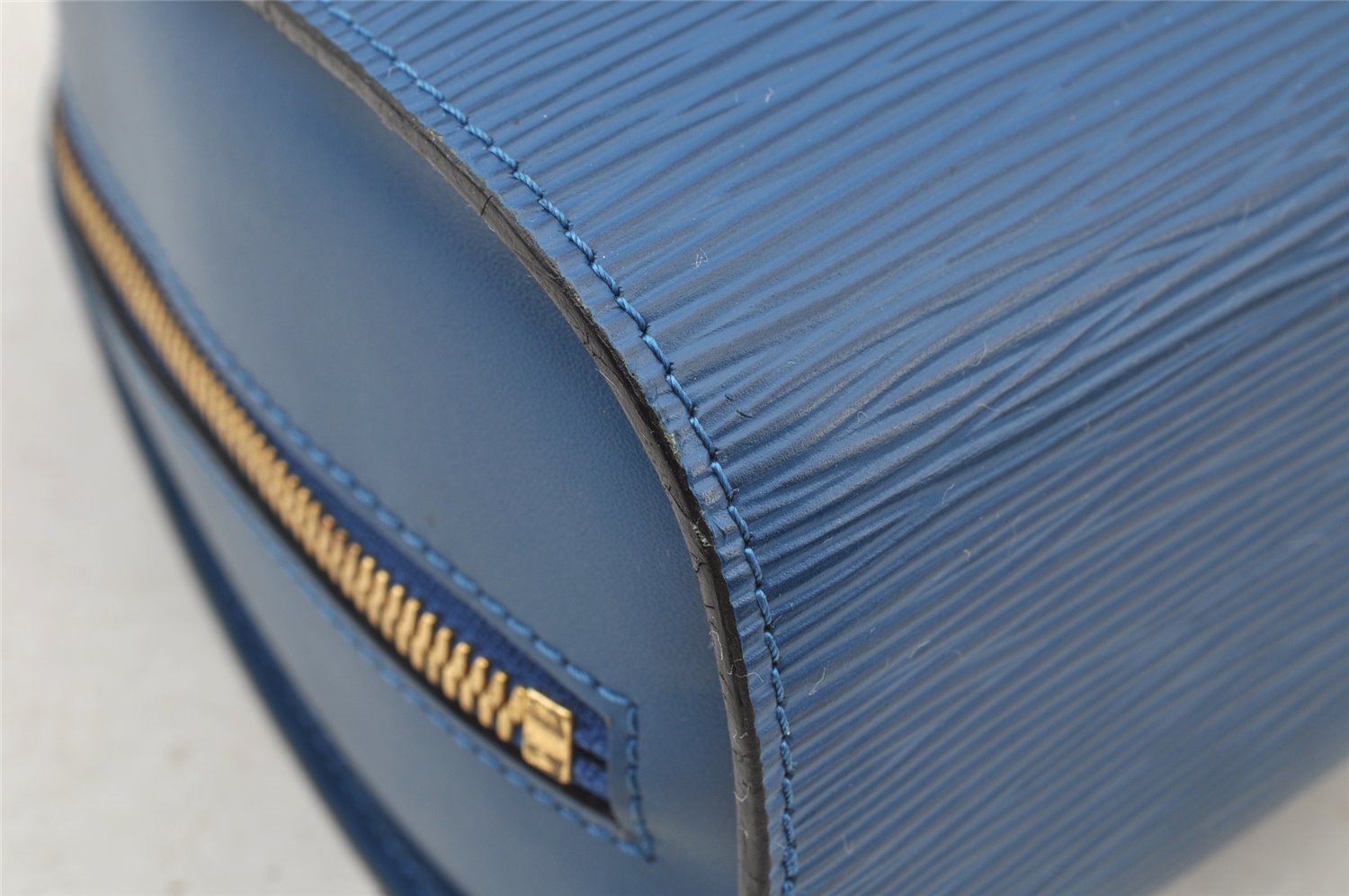 Authentic Louis Vuitton Epi Dauphine GM Cosmetic Pouch Blue M48435 LV 8625I