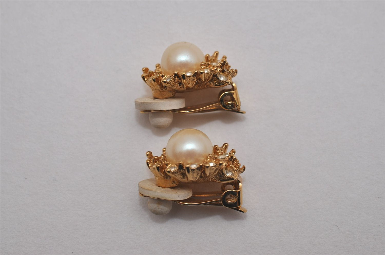 Authentic NINA RICCI Clip-on Rhinestone Imitation Pearl Earrings Gold 8633J