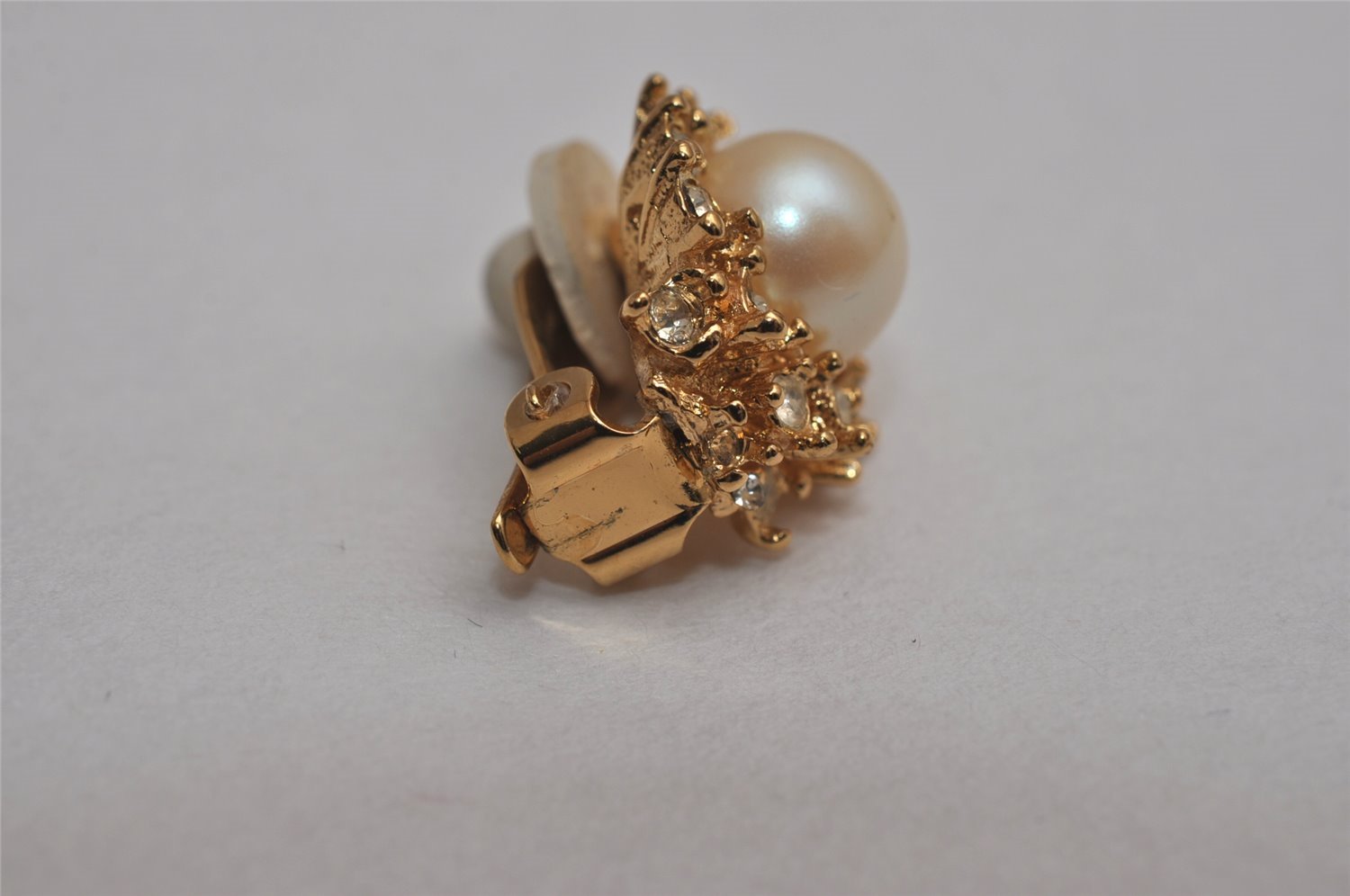 Authentic NINA RICCI Clip-on Rhinestone Imitation Pearl Earrings Gold 8633J