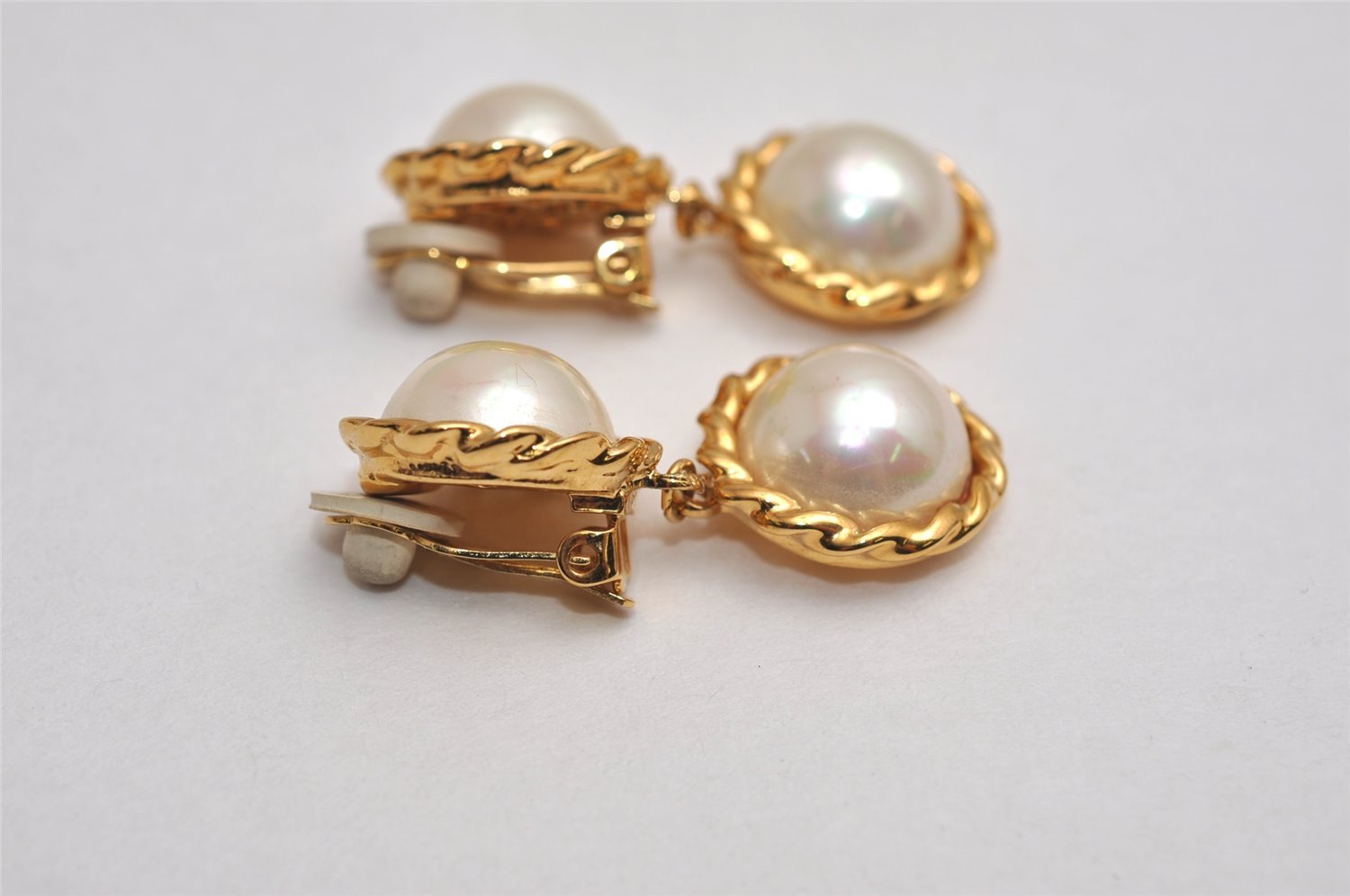 Authentic NINA RICCI Vintage Clip-on Imitation Pearl Earrings Gold Tone 8634J