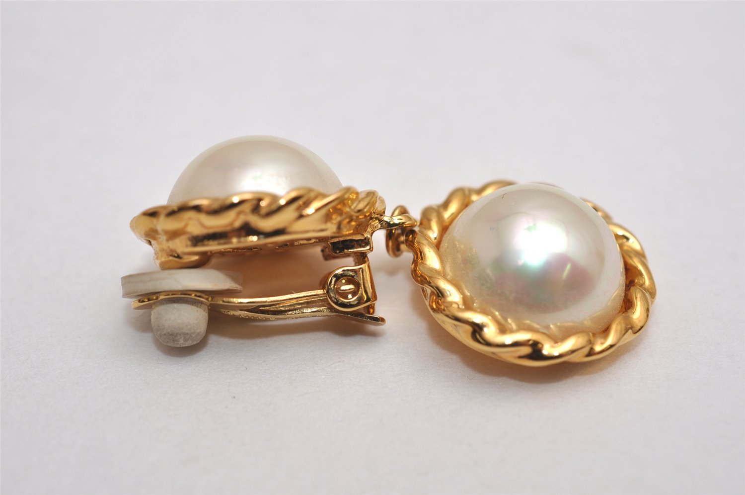 Authentic NINA RICCI Vintage Clip-on Imitation Pearl Earrings Gold Tone 8634J