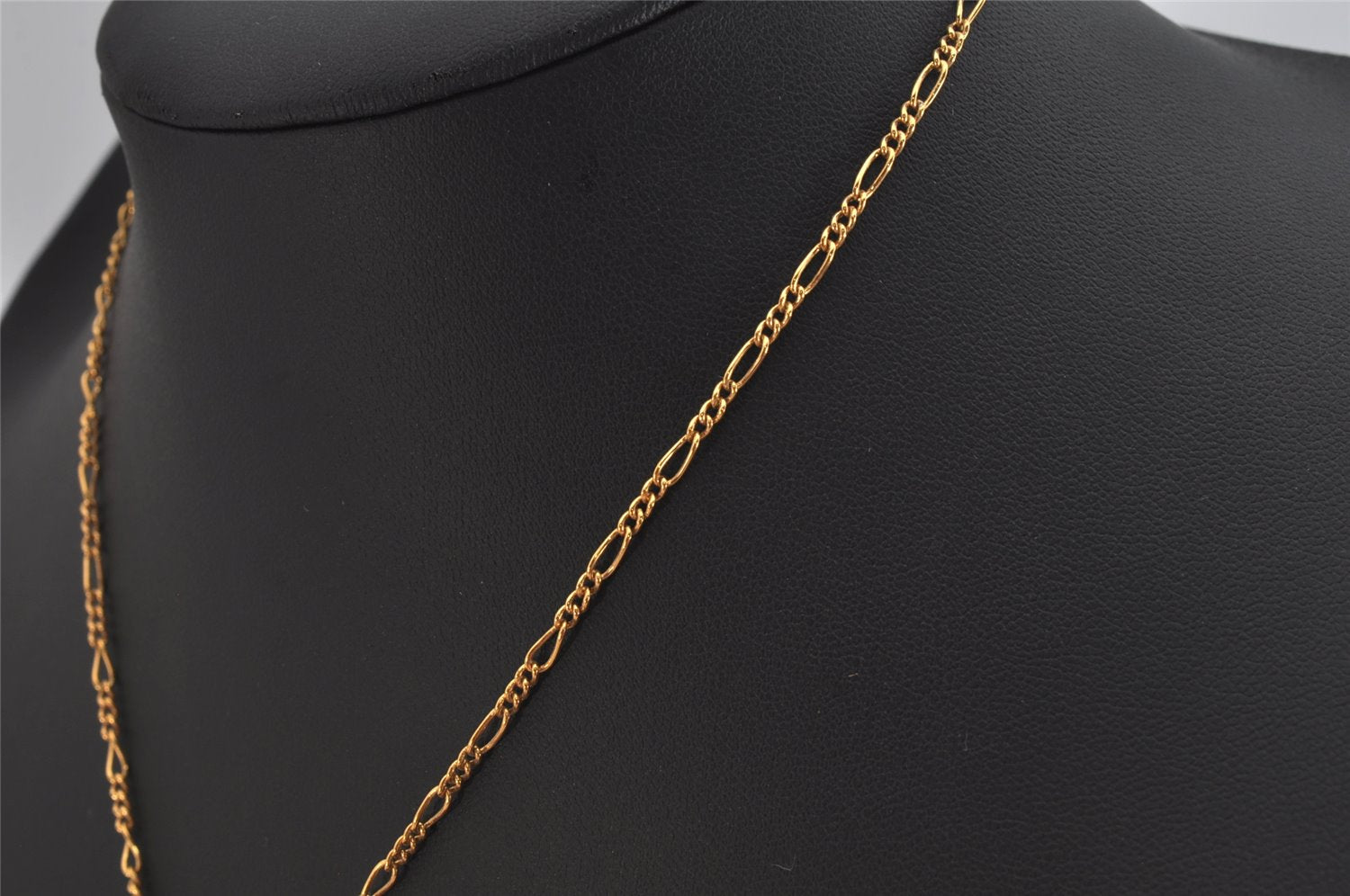 Authentic NINA RICCI Gold Tone Ribbon Shaped Chain Pendant Necklace  8639J