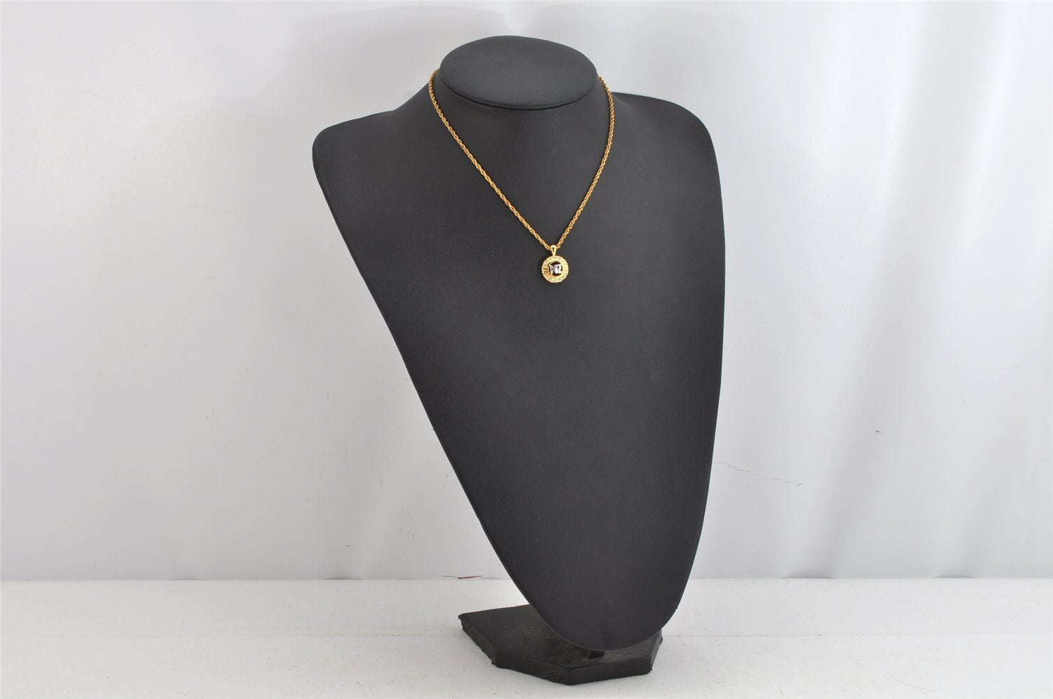 Authentic NINA RICCI Vintage Gold Tone Rhinestone Chain Pendant Necklace  8642J