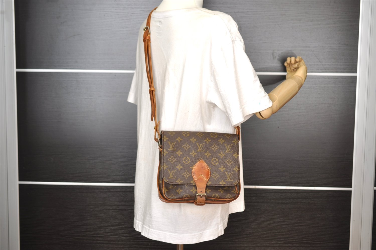 Authentic Louis Vuitton Monogram Cartouchiere MM Shoulder Bag Old Model 8651I