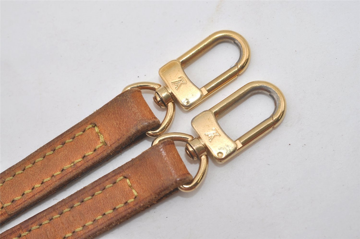 Authentic Louis Vuitton Leather Shoulder Strap Beige 47.6