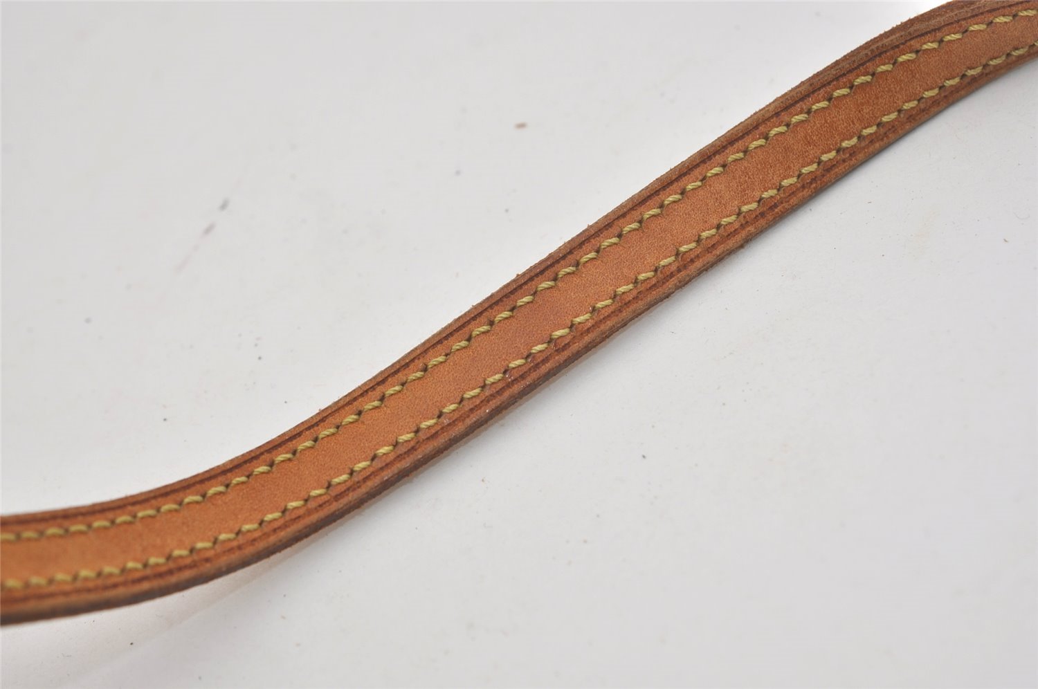 Authentic Louis Vuitton Leather Shoulder Strap Beige 47.6