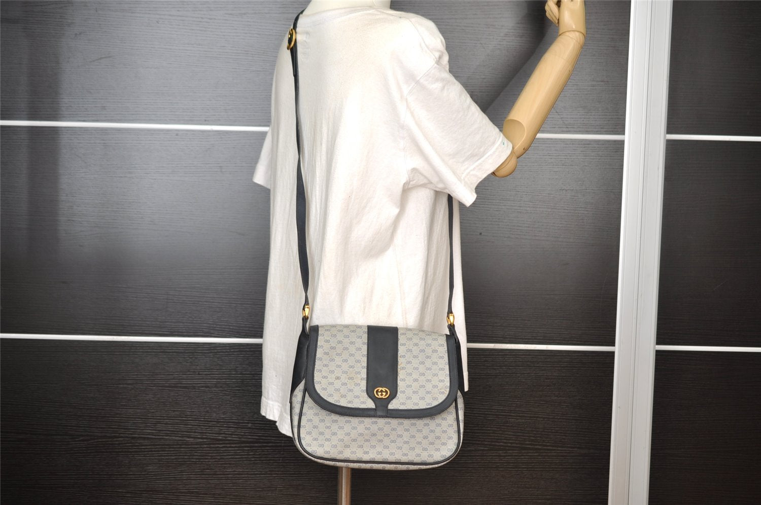 Authentic GUCCI Micro GG PVC Leather Shoulder Crossbody Bag Navy Blue Junk 8657I