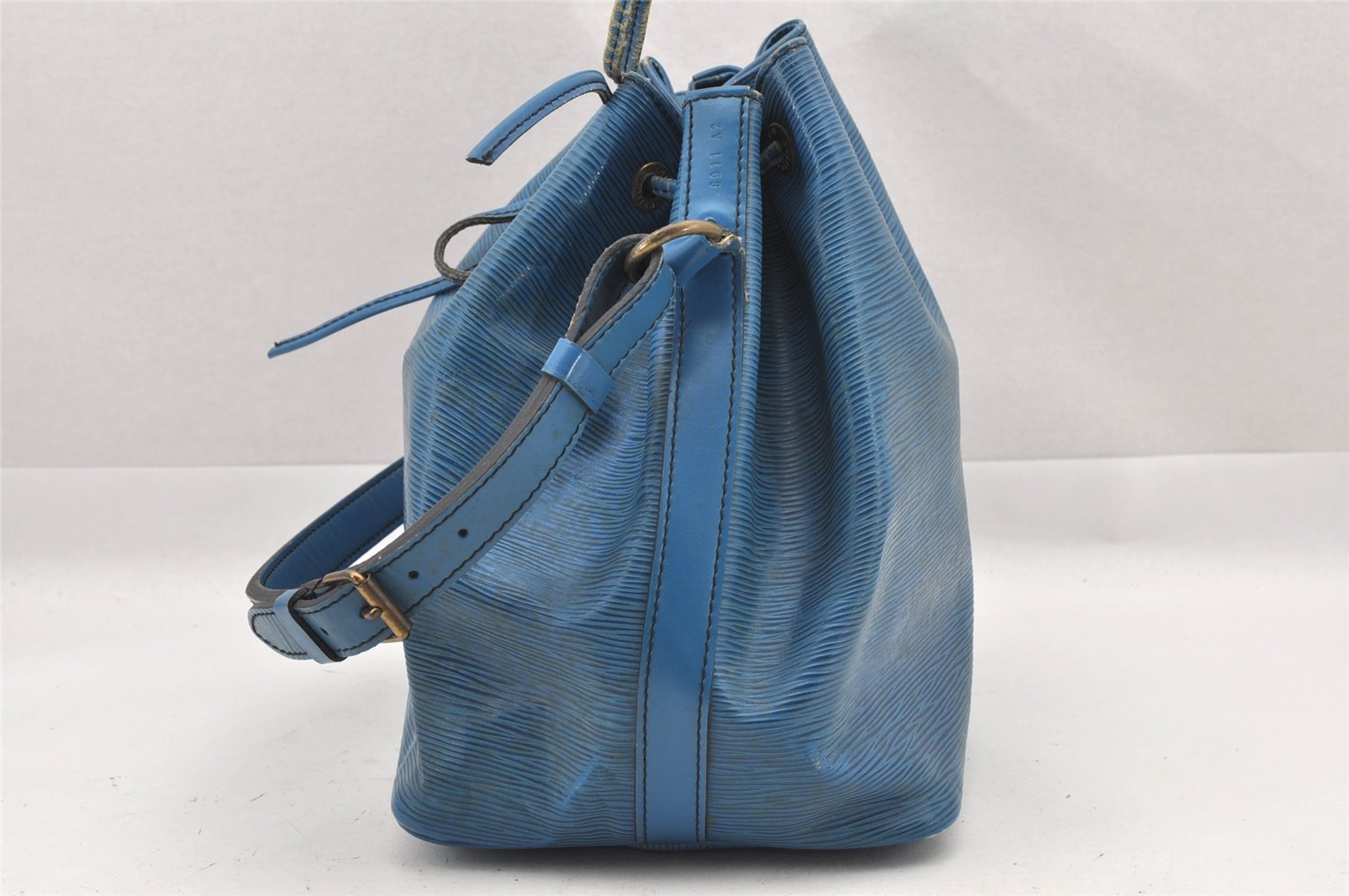 Authentic Louis Vuitton Epi Petit Noe Shoulder Drawstring Bag M44105 Blue 8696I