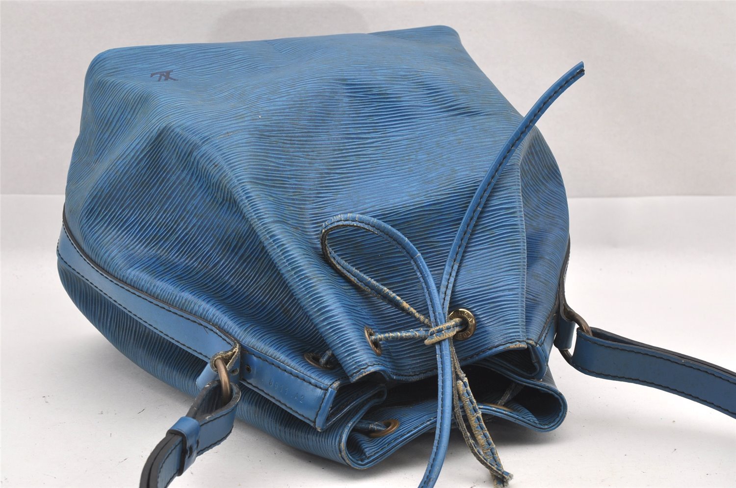 Authentic Louis Vuitton Epi Petit Noe Shoulder Drawstring Bag M44105 Blue 8696I