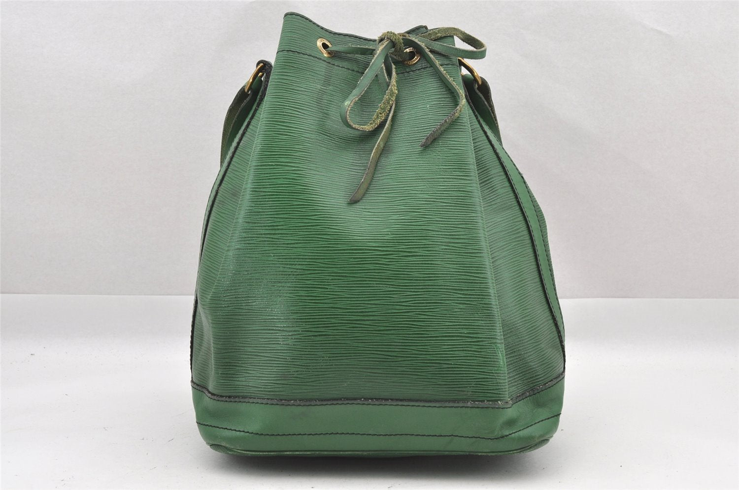 Authentic Louis Vuitton Epi Noe Shoulder Drawstring Bag Green Old Model LV 8699I