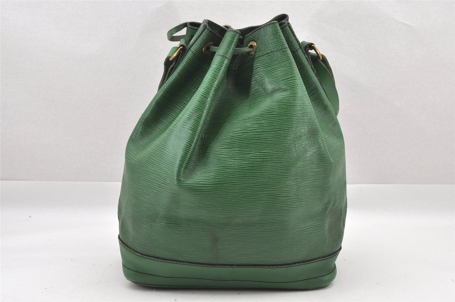Authentic Louis Vuitton Epi Noe Shoulder Drawstring Bag Green Old Model LV 8699I