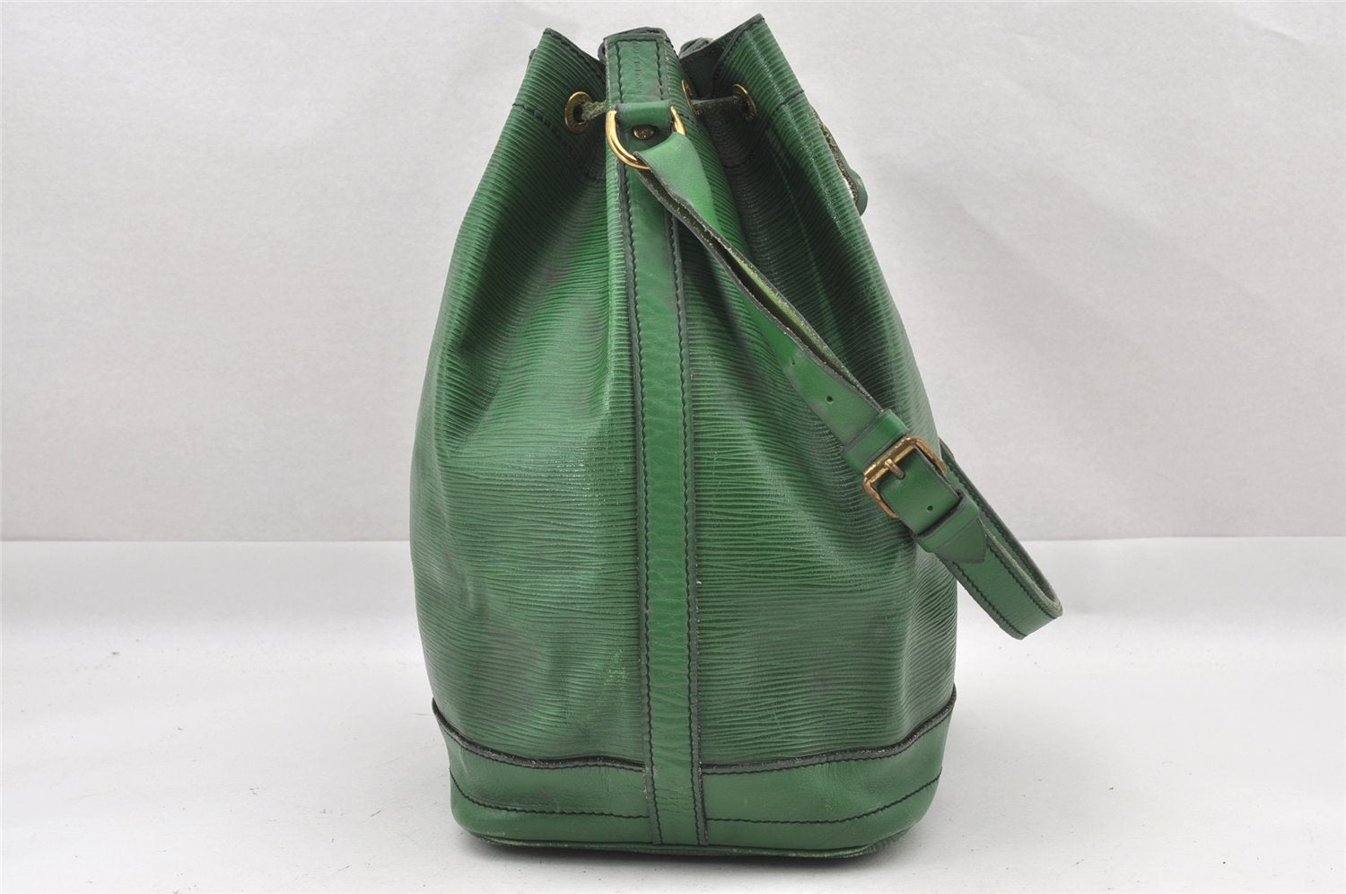 Authentic Louis Vuitton Epi Noe Shoulder Drawstring Bag Green Old Model LV 8699I