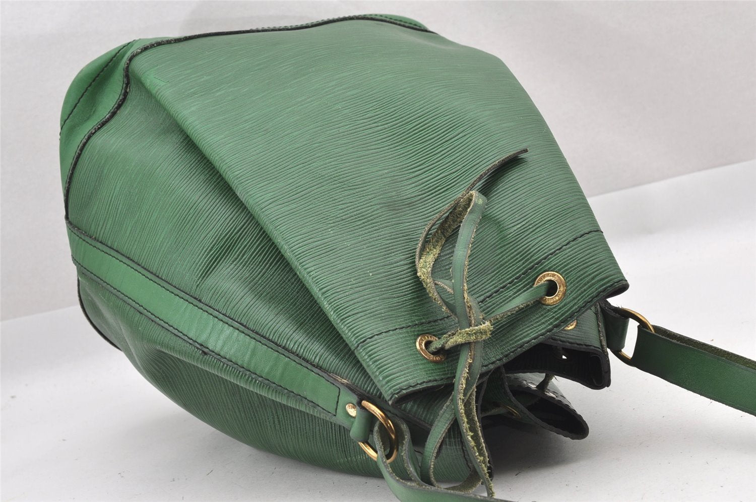 Authentic Louis Vuitton Epi Noe Shoulder Drawstring Bag Green Old Model LV 8699I